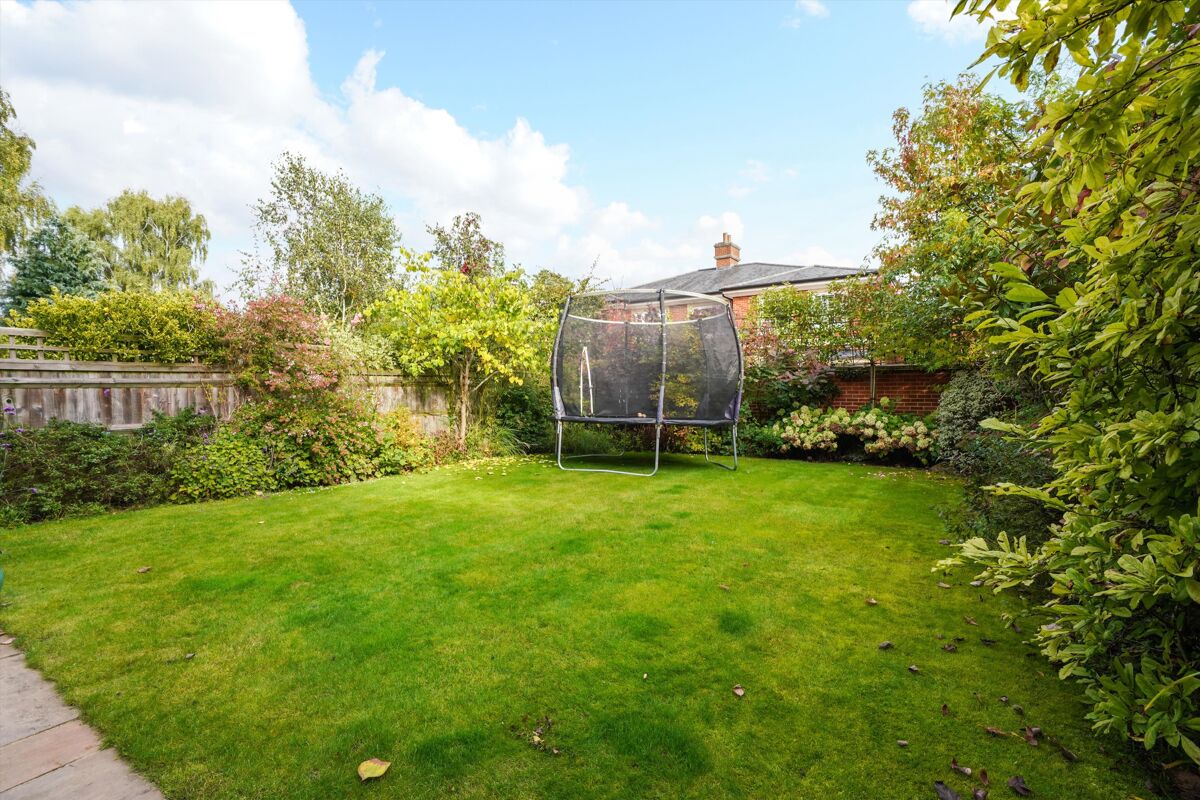 townhouse for sale in Regency Gardens, Weybridge, Surrey, KT13 WBE012183379 Knight Frank townhouse for sale in Regency Gardens, Weybridge, Surrey, KT13 WBE012183379 Knight Frank