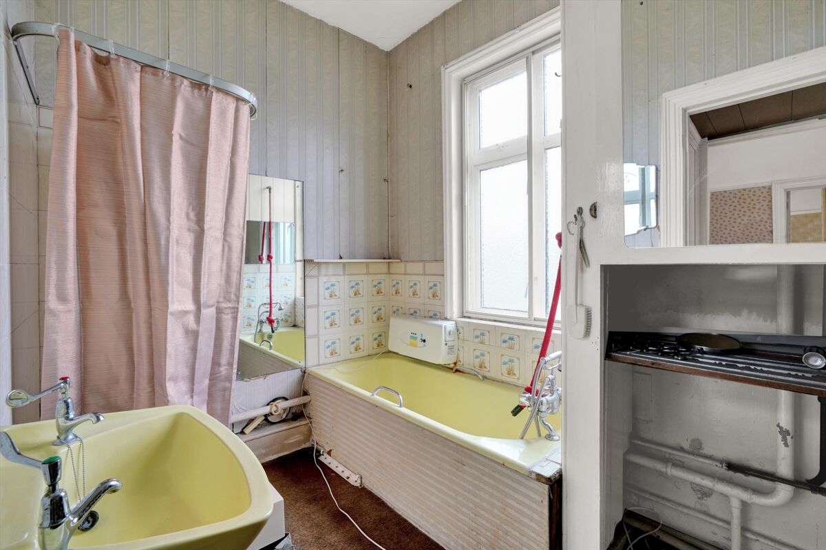 house for sale in Monument Green, Weybridge, Surrey, KT13