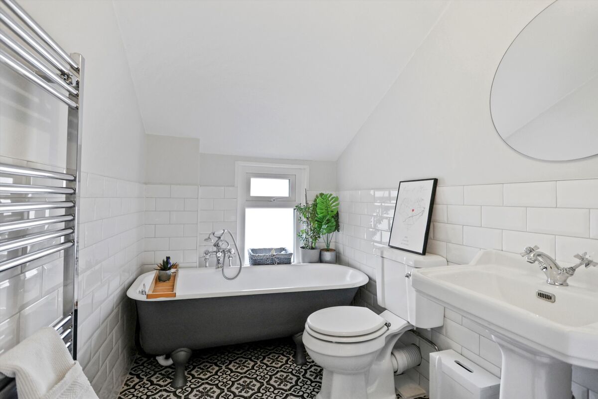 house for sale in York Road, Weybridge, Surrey, KT13 WBE012338673