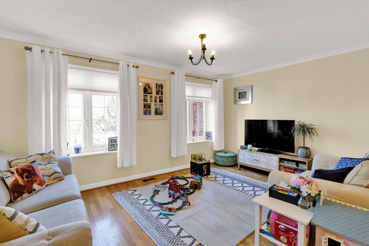 townhouse for sale in Hillcrest, Weybridge, Surrey, KT13 WBE012358867