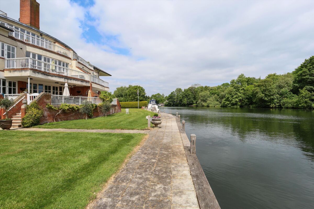 flat for sale in Dockett Moorings, Mead Lane, Chertsey, Surrey, KT16