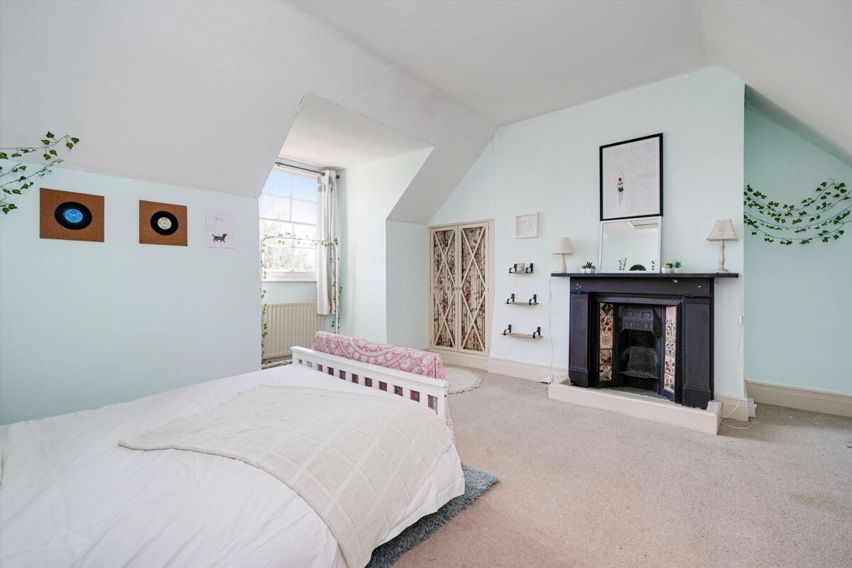 house for sale in Oatlands Drive, Weybridge, Surrey, KT13 WBE170053