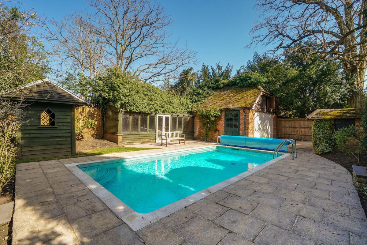 house for sale in Oatlands Drive, Weybridge, Surrey, KT13 WBE170053