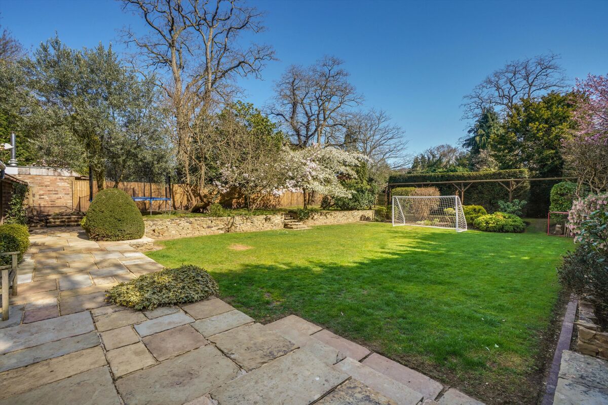 house for sale in Oatlands Drive, Weybridge, Surrey, KT13 WBE170053