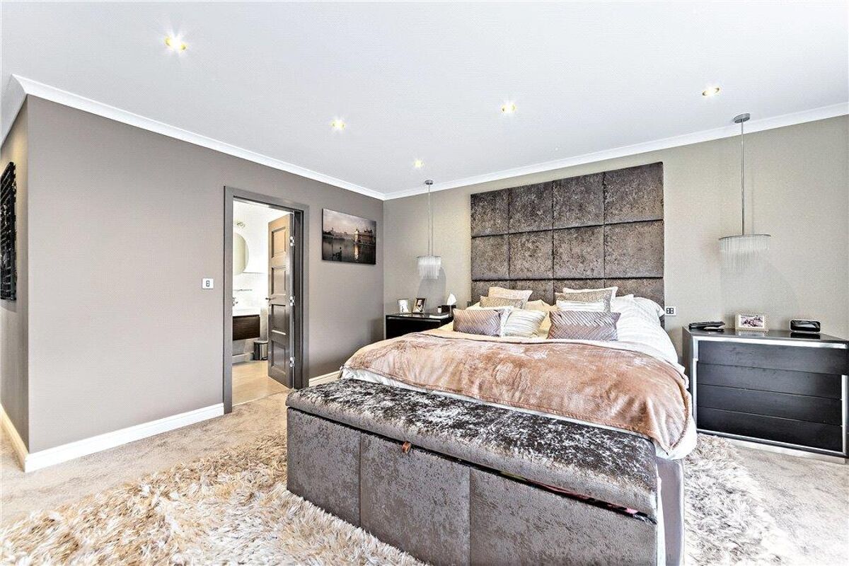 house for sale in Fortescue Road, Weybridge, Surrey, KT13 WBE190049