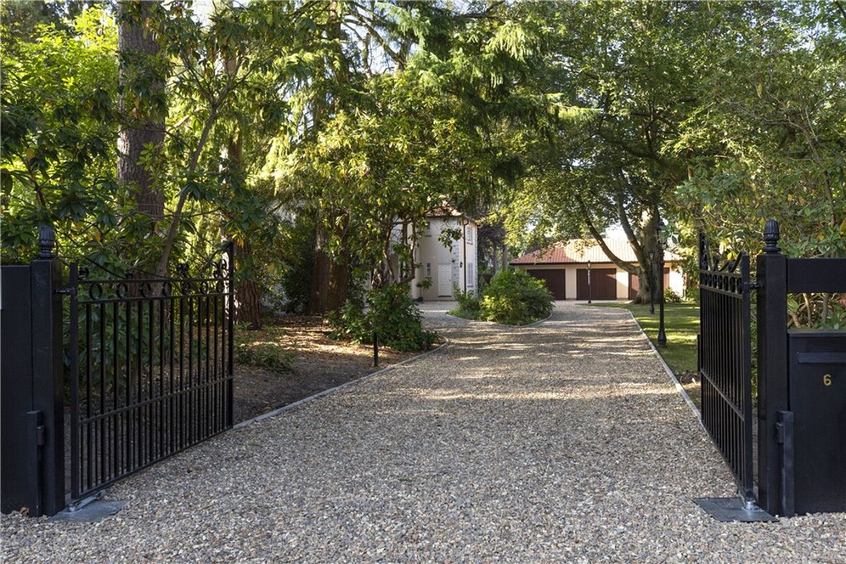 house for sale in Norfolk Farm Road, Pyrford, Surrey, GU22 WBE190064