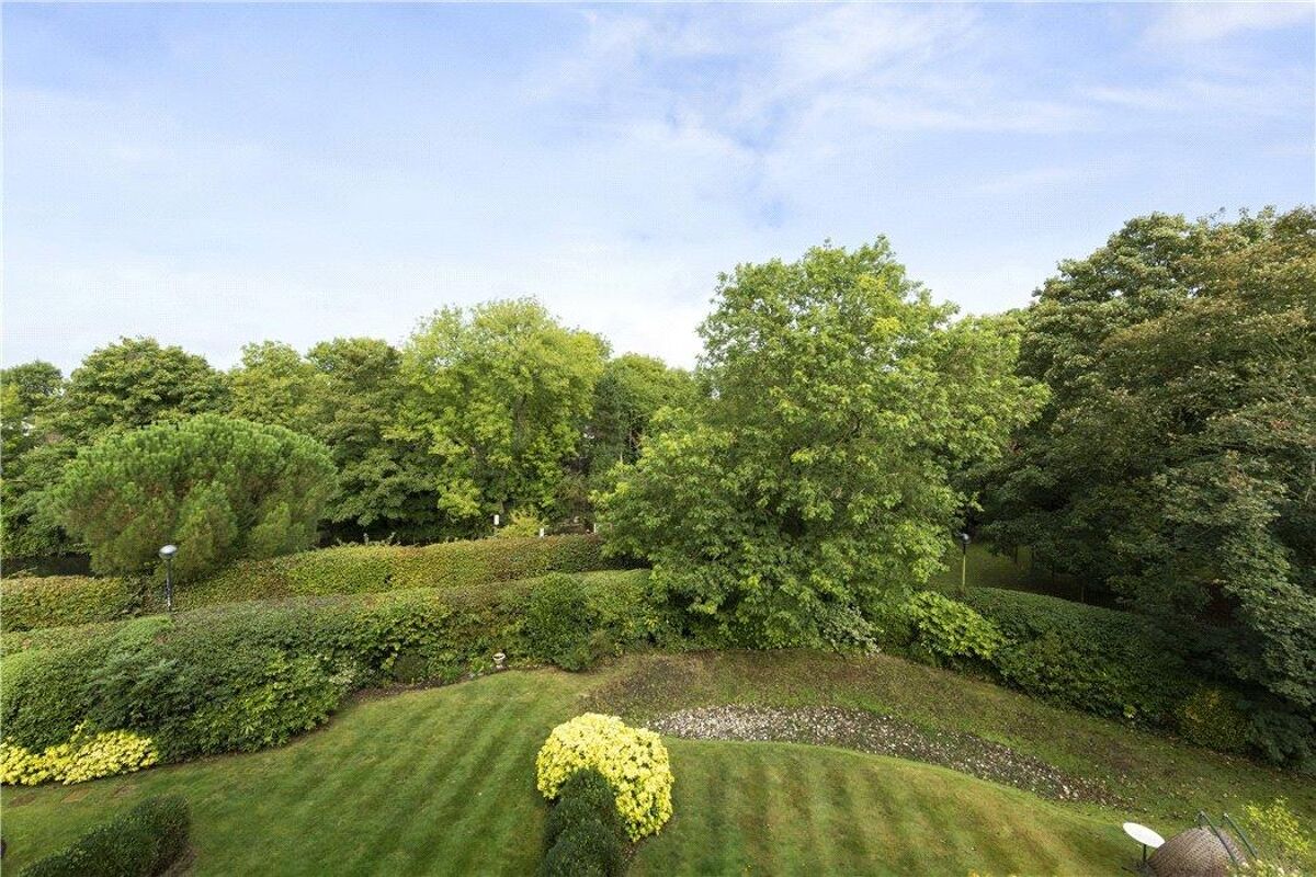 flat for sale in Flockton House, Whittets Ait, Weybridge, Surrey, KT13 WBE190139 Knight Frank