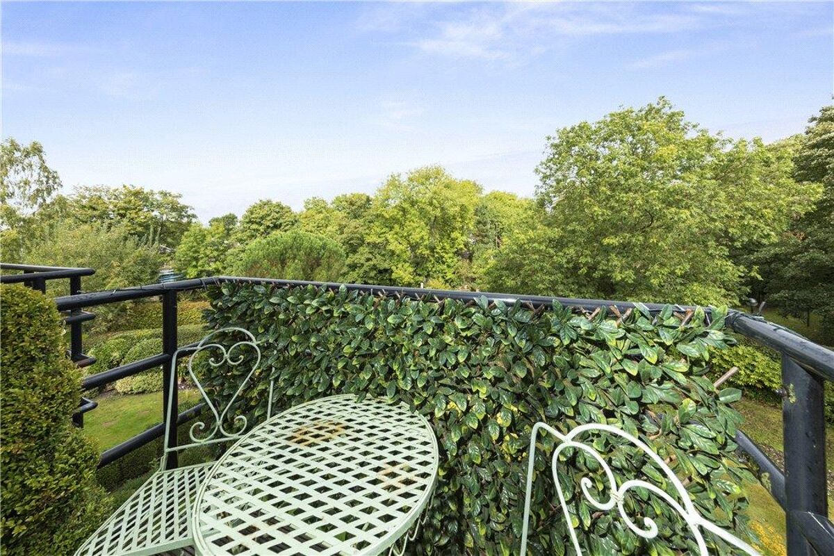 flat for sale in Flockton House, Whittets Ait, Weybridge, Surrey, KT13 WBE190139 Knight Frank