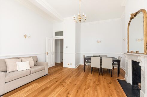 Picture of 3 bedroom flat for sale.