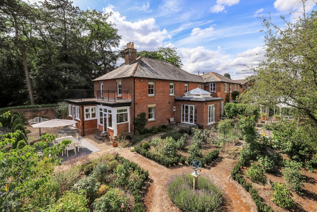 Image of The Crescent, Romsey, Hampshire, SO51