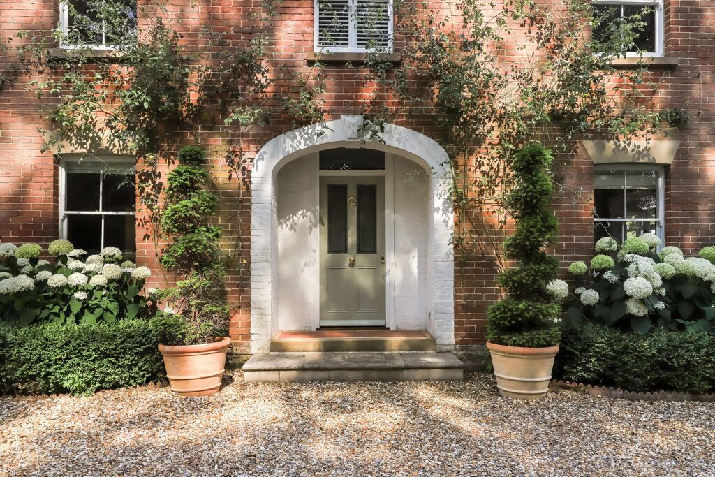 Image of The Crescent, Romsey, Hampshire, SO51