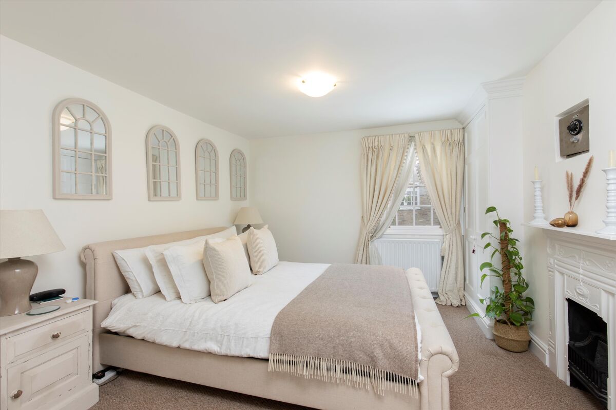 house for sale in Walnut Tree Cottages, Wimbledon, London, SW19