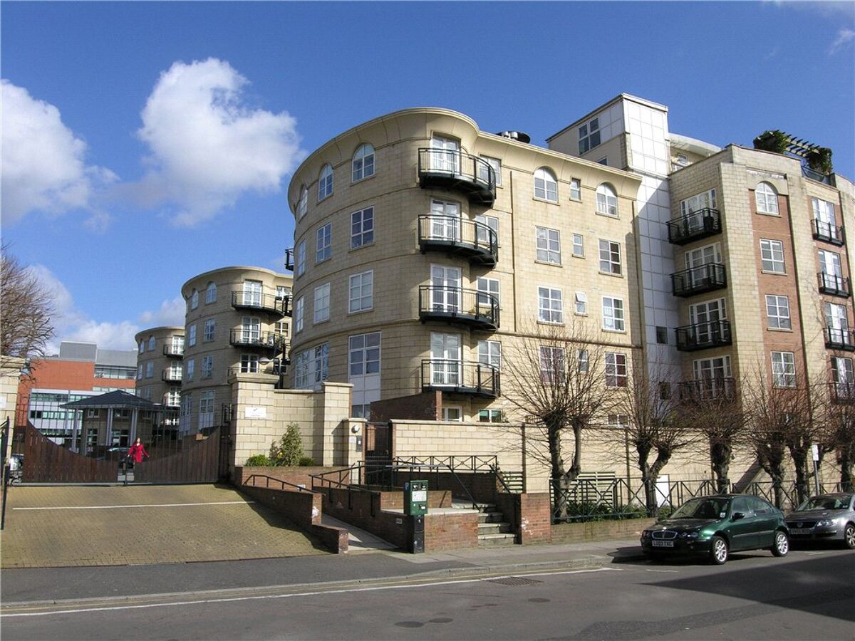 flat for sale in Wimbledon Central, 2133 Worple Road, Wimbledon