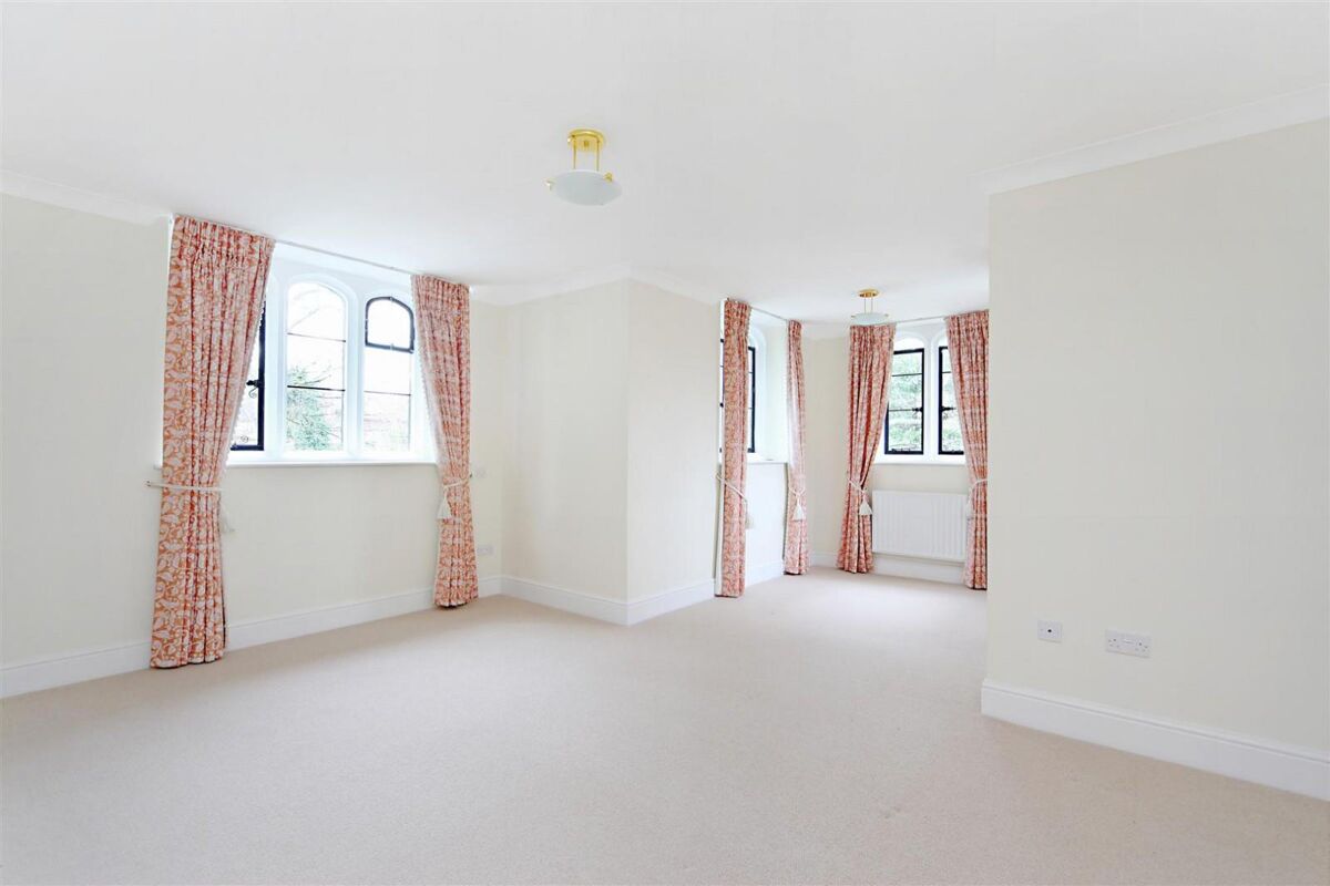flat to rent in Queensmere House, 16 Royal Close, Wimbledon, London