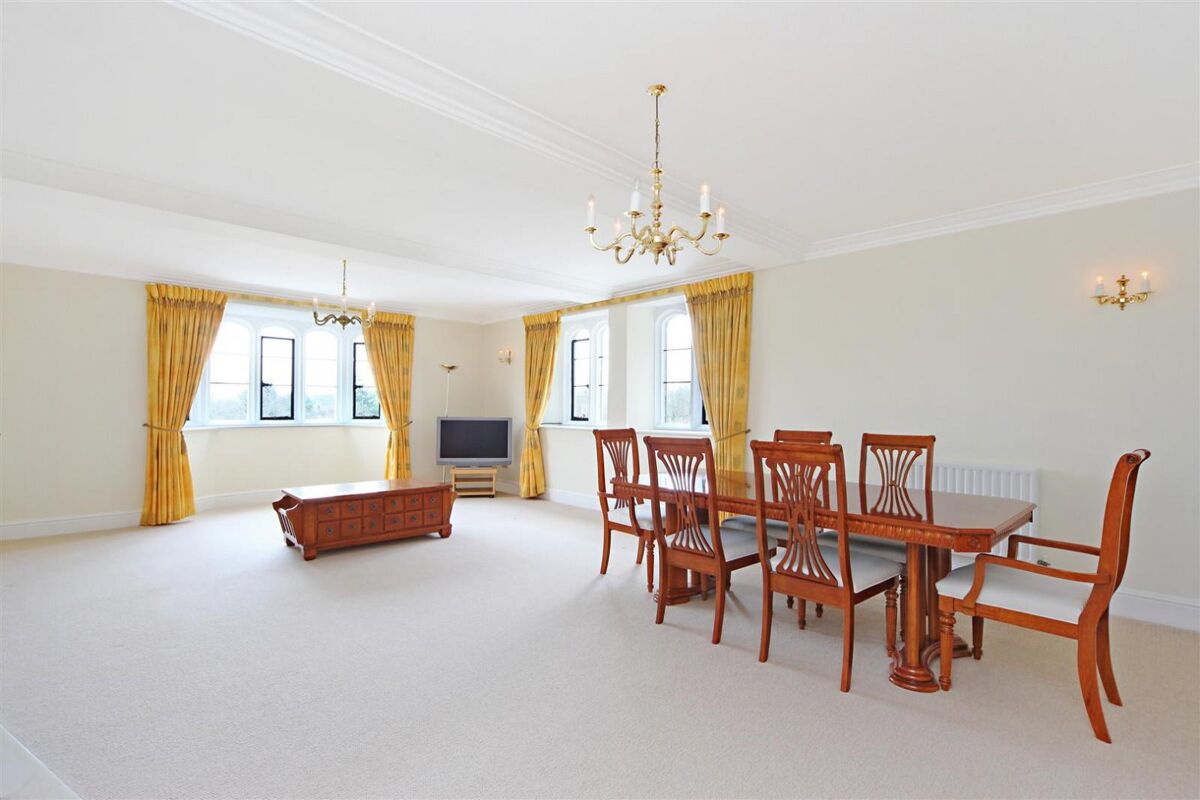 flat to rent in Queensmere House, 16 Royal Close, Wimbledon, London