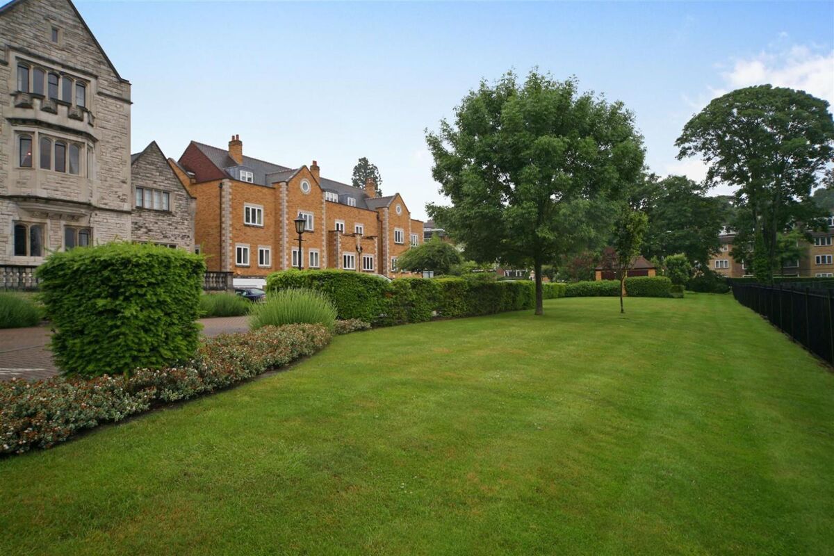 flat to rent in Queensmere House, 16 Royal Close, Wimbledon, London