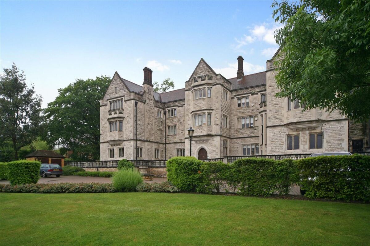 flat to rent in Queensmere House, 16 Royal Close, Wimbledon, London