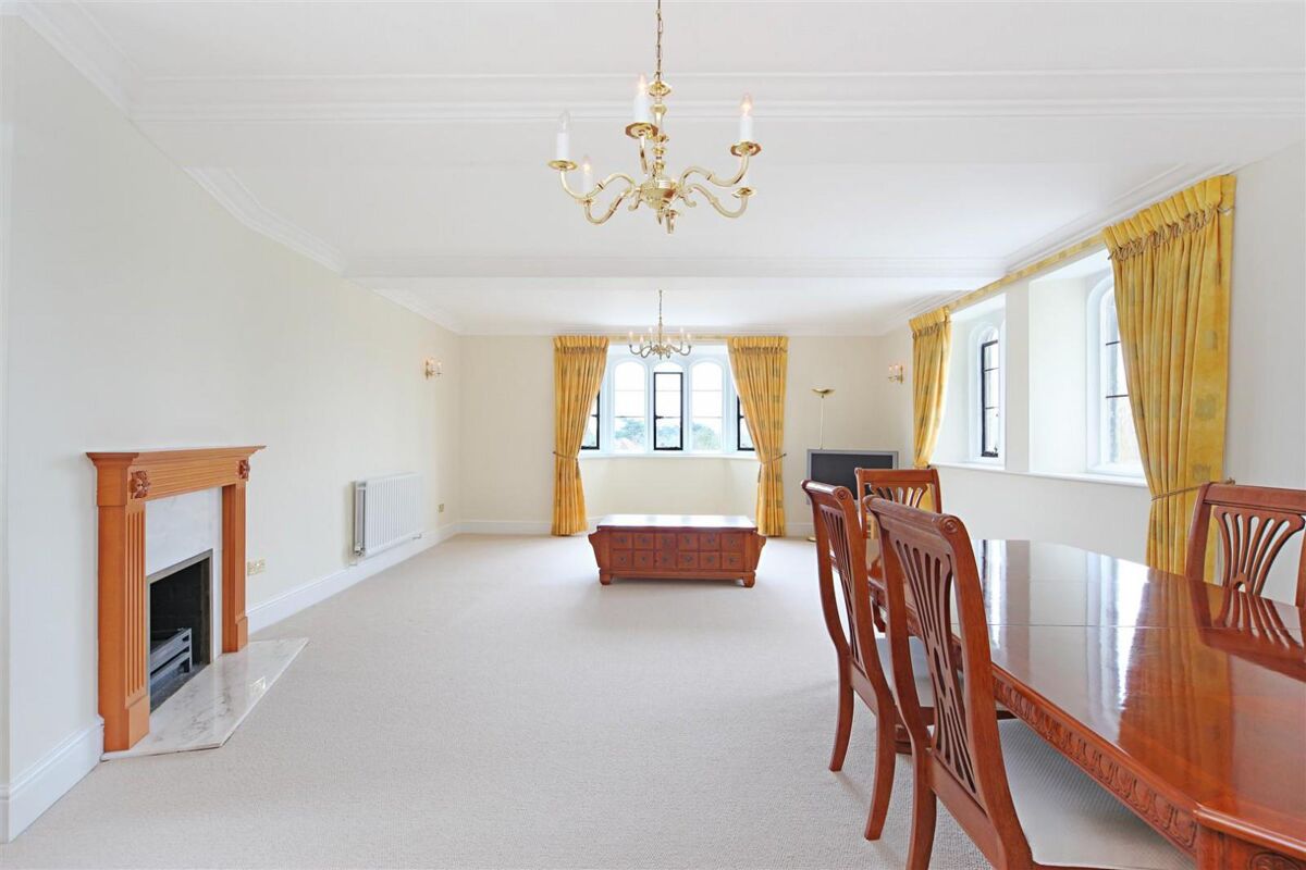 flat to rent in Queensmere House, 16 Royal Close, Wimbledon, London