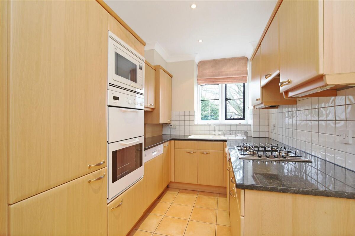 flat to rent in Queensmere House, 16 Royal Close, Wimbledon, London