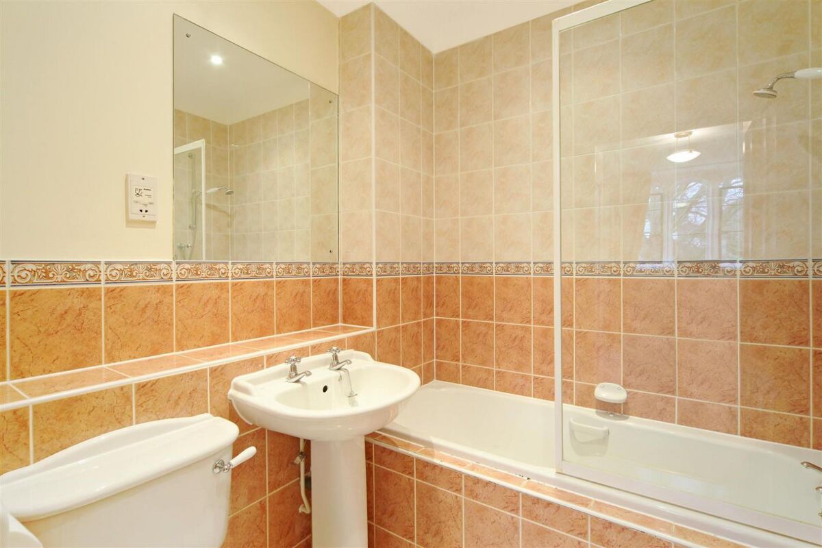 flat to rent in Queensmere House, 16 Royal Close, Wimbledon, London