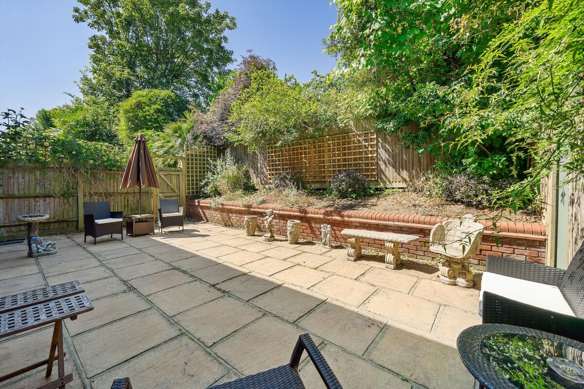 flat to rent in Arcadian Place, Southfields, London, SW18