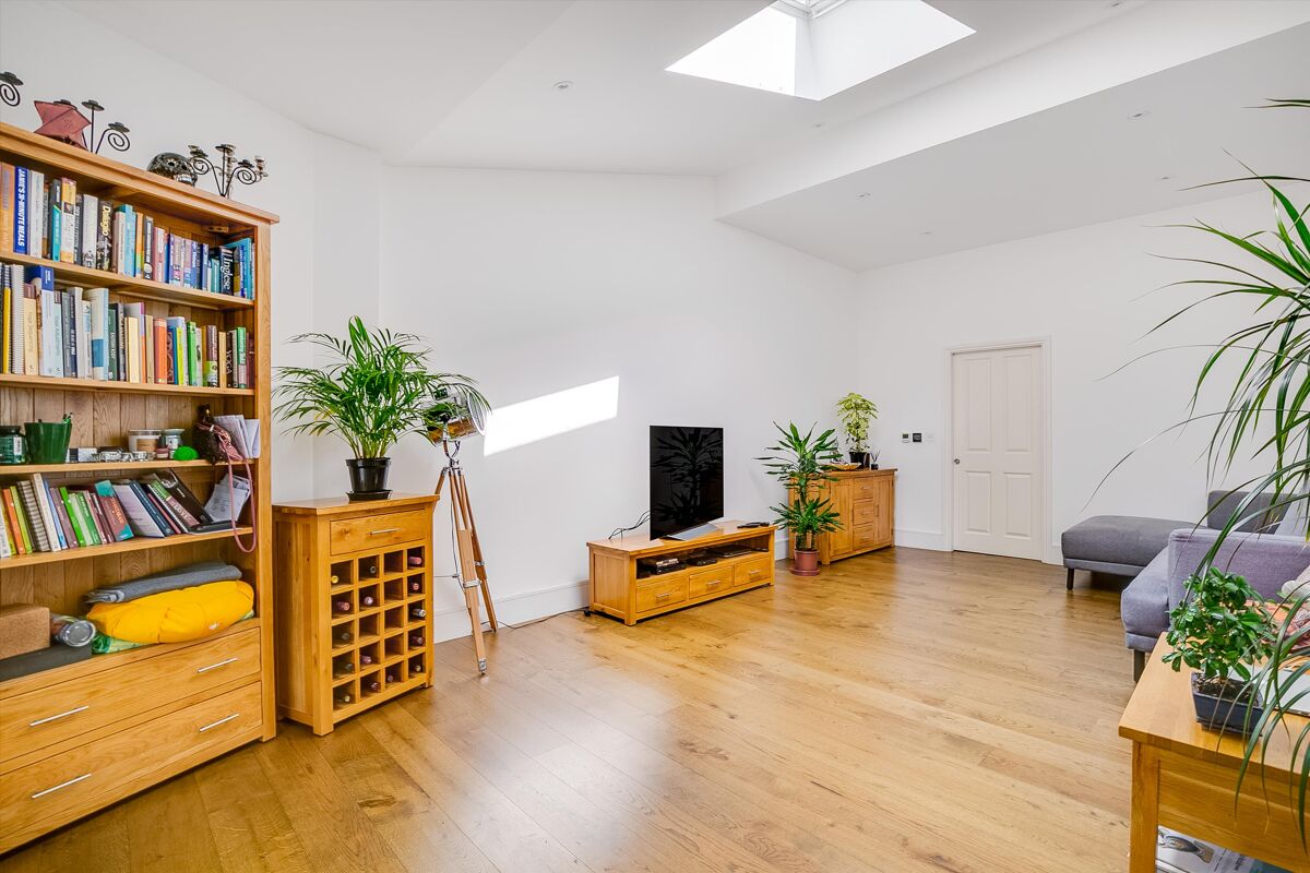 flat for sale in Trinity Road, Wandsworth, London, SW18 WND012130952