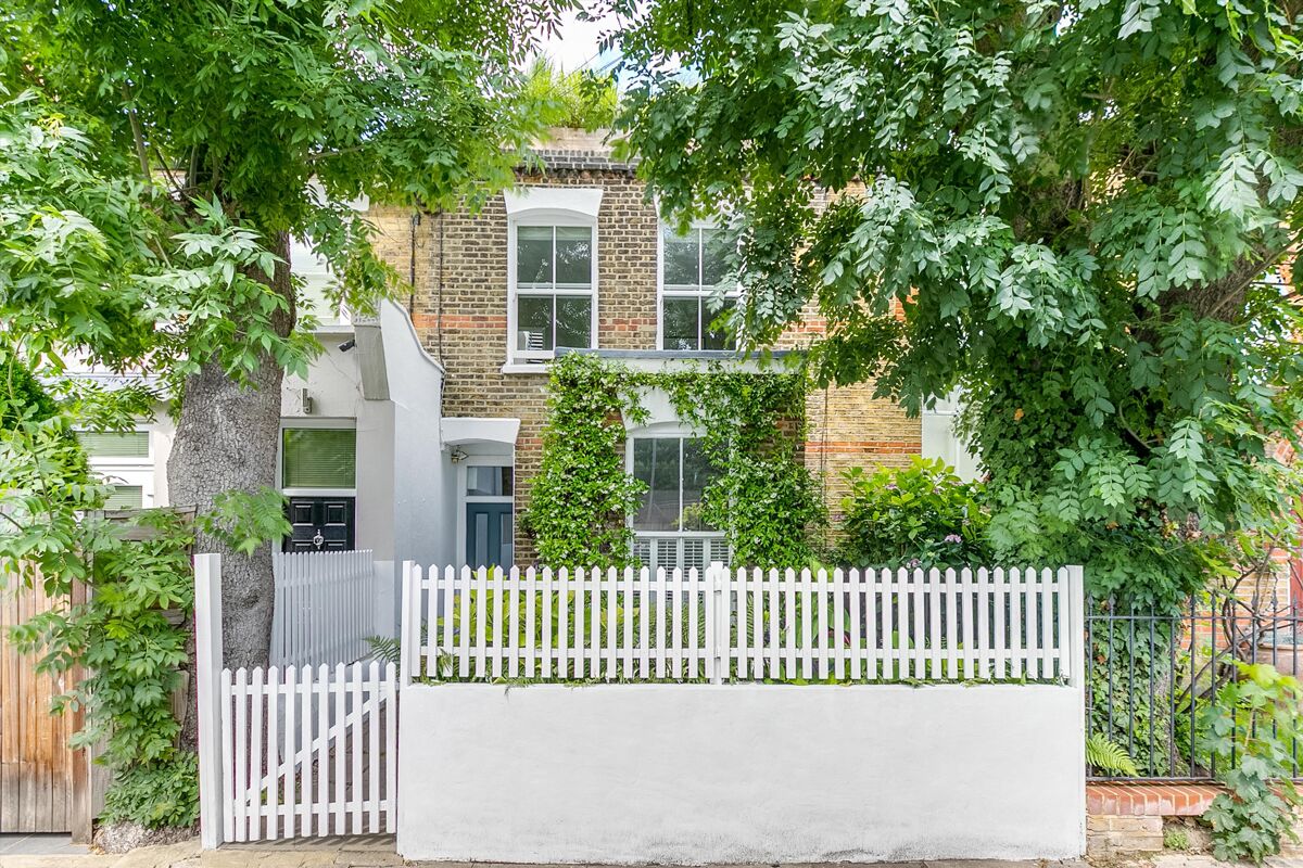 house for sale in Falcon Grove, Battersea, London, SW11. WND110262