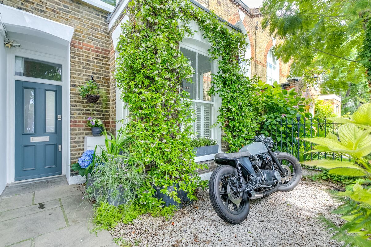 house for sale in Falcon Grove, Battersea, London, SW11. WND110262