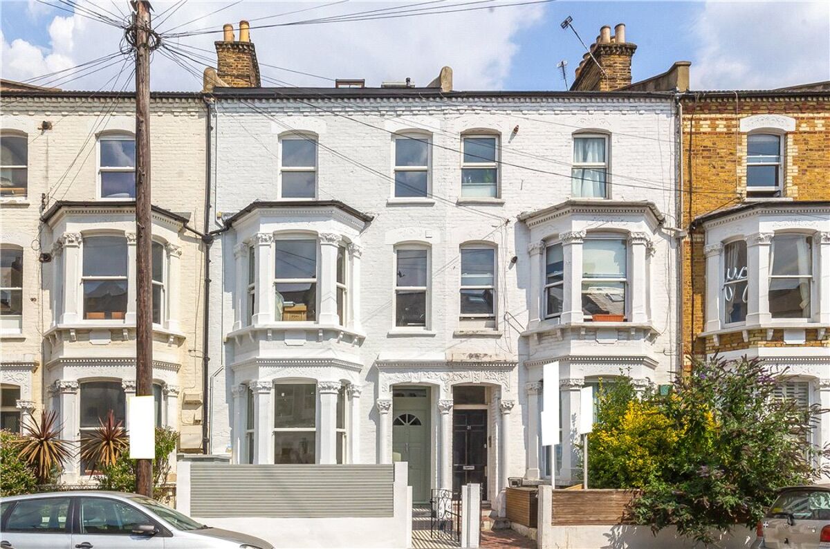 flat for sale in Lindore Road, Between The Commons, London, SW11