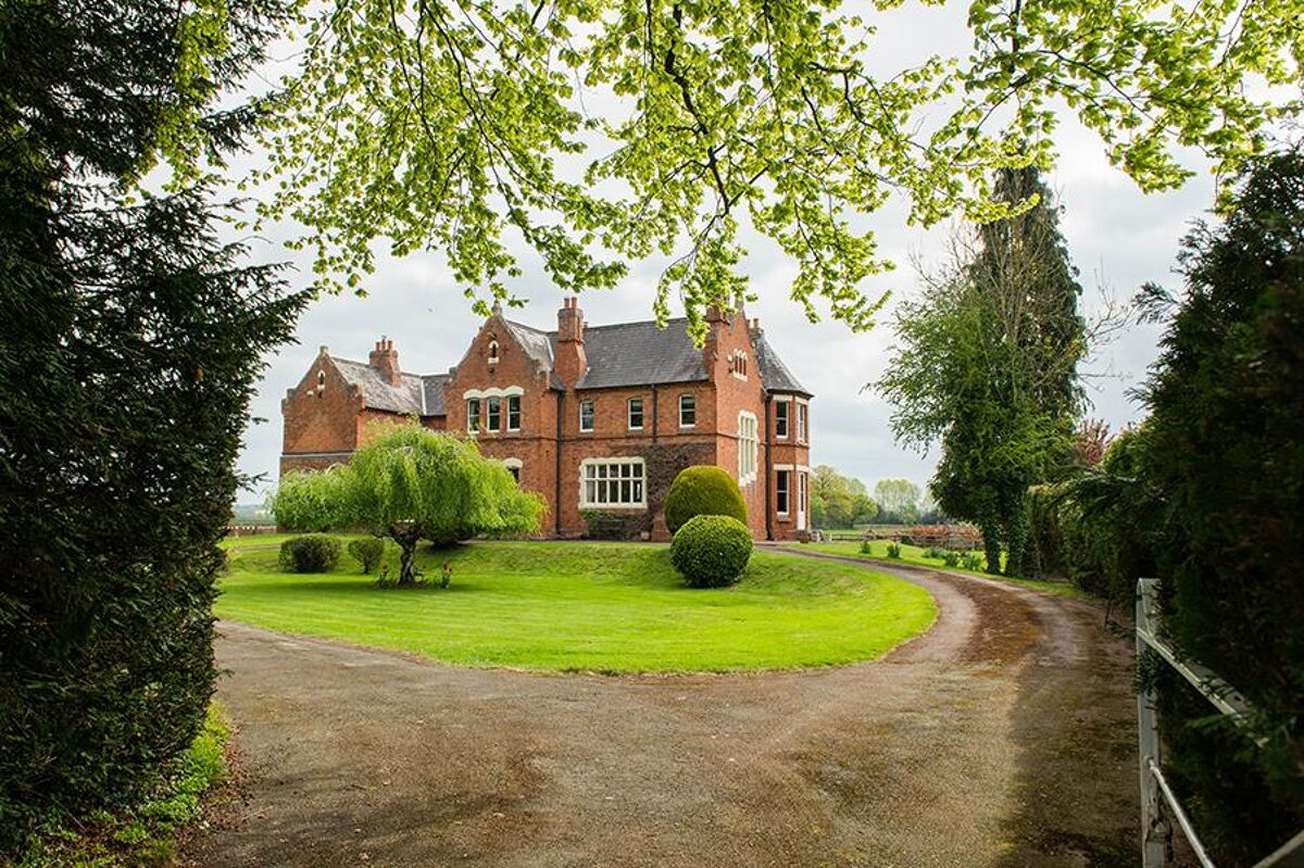 A six bedroom Victorian country house between Hereford and HayonWye