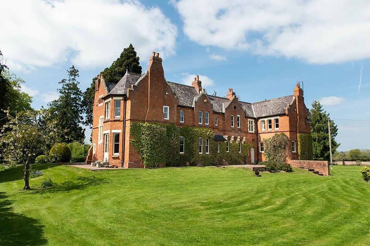 A six bedroom Victorian country house between Hereford and HayonWye