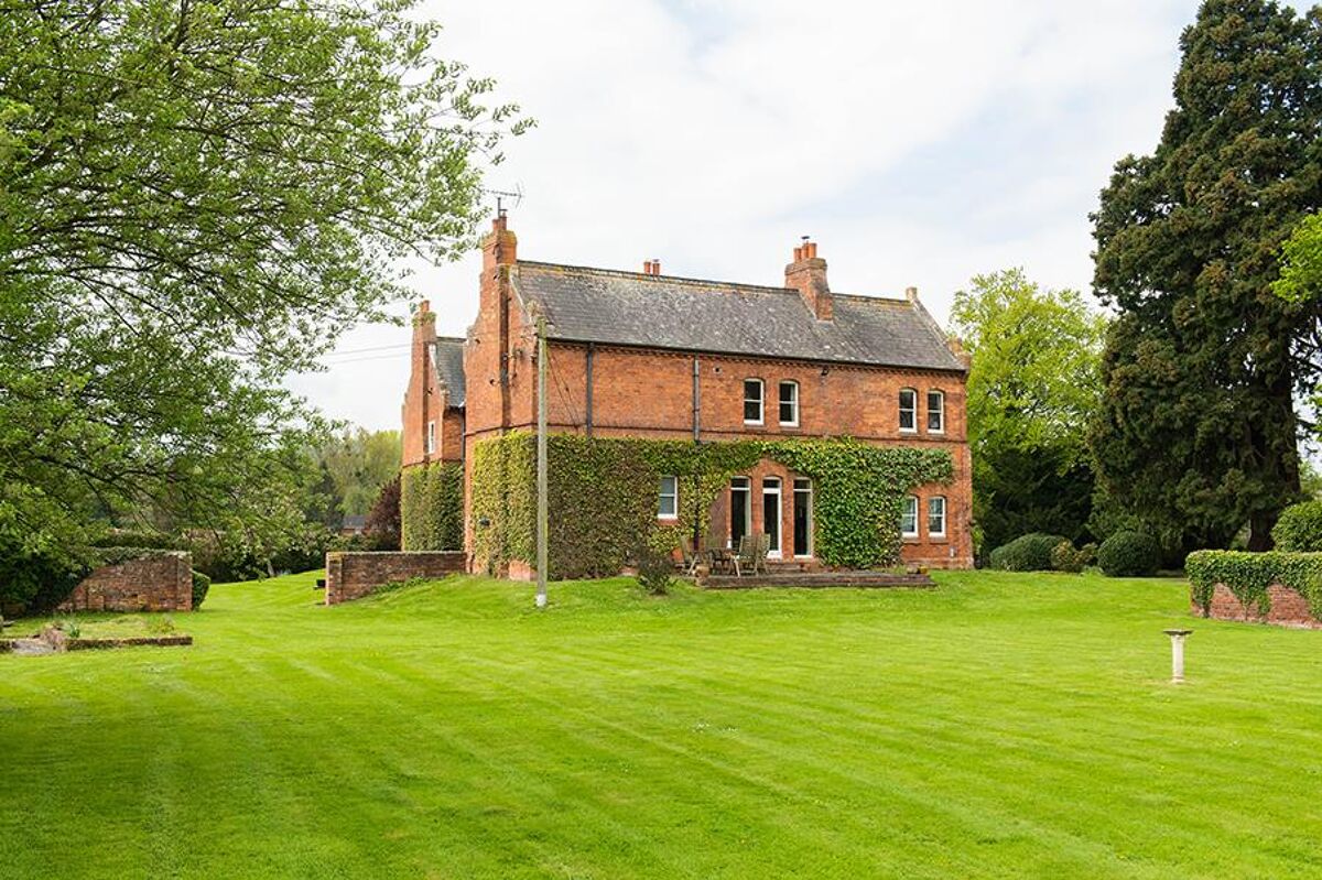 A six bedroom Victorian country house between Hereford and HayonWye